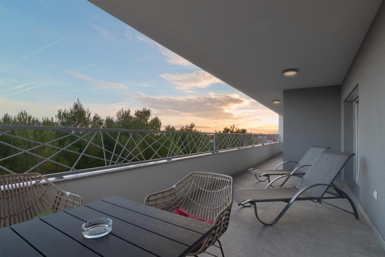 Number One Apartments Vir Exterior foto