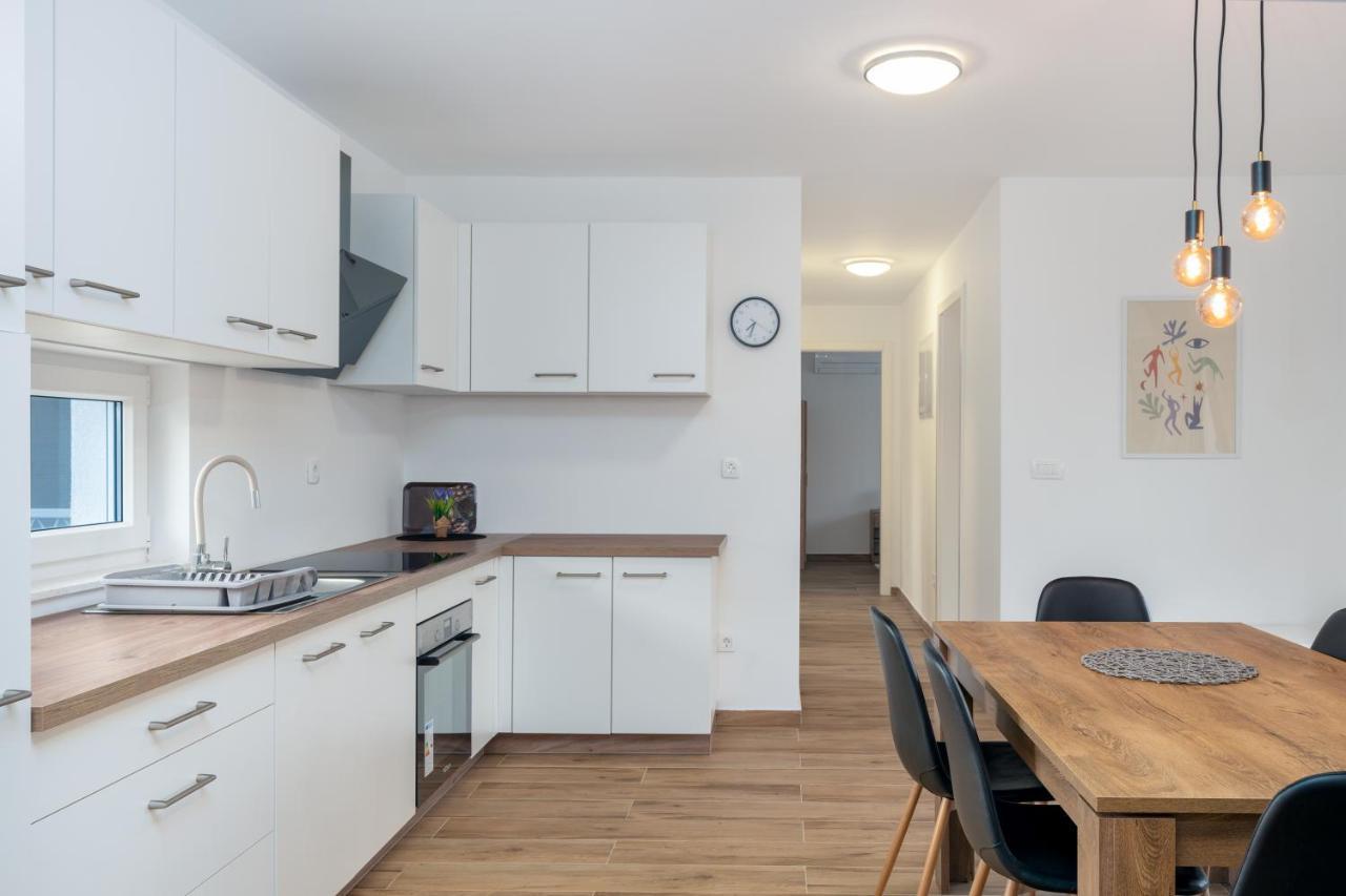 Number One Apartments Vir Exterior foto