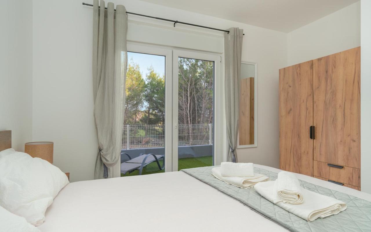 Number One Apartments Vir Exterior foto