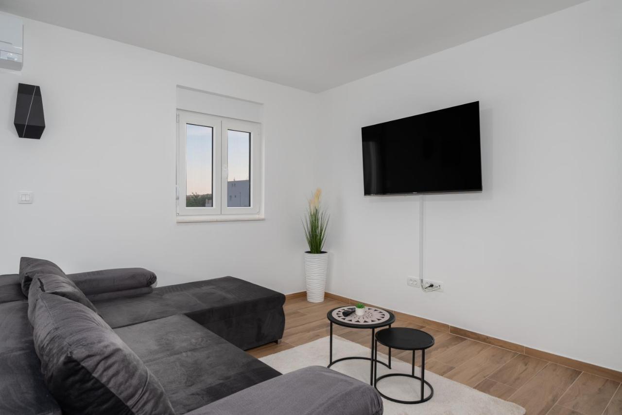 Number One Apartments Vir Exterior foto